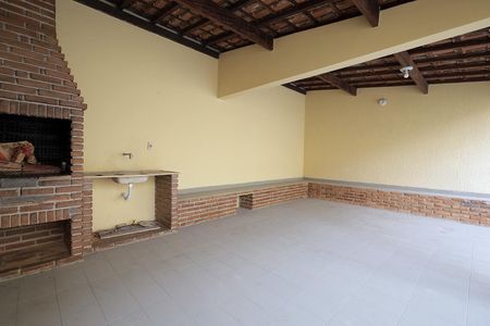 Casa à venda com 290m², 3 quartos e 5 vagas Casa à venda com 290m², 3 quartos e 5 vagasQuintal e Churrasqueira