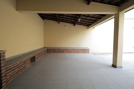 Casa à venda com 290m², 3 quartos e 5 vagas Casa à venda com 290m², 3 quartos e 5 vagasQuintal e Churrasqueira