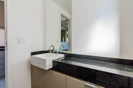 Banheiro de kitnet/studio para alugar com 1 quarto, 20m² em Vila Romana, São Paulo