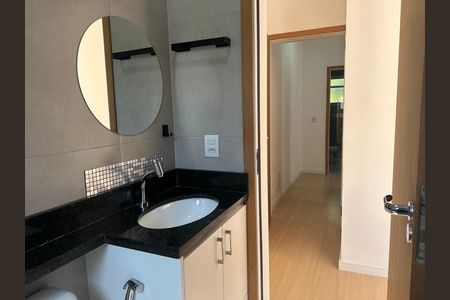 Casa de condomínio para alugar com 105m², 3 quartos e 2 vagasBanheiro da Suíte