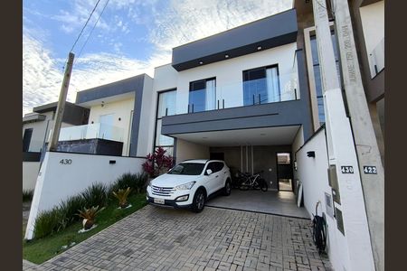 Casa de condomínio à venda com 170m², 3 quartos e 2 vagas Casa de condomínio à venda com 170m², 3 quartos e 2 vagasFachada