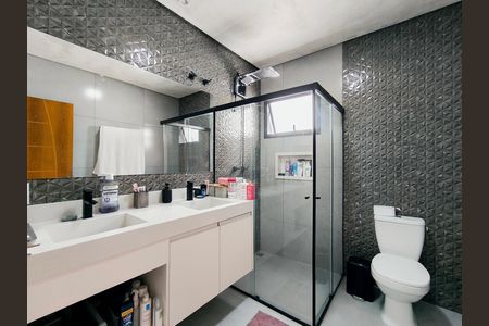 Casa de condomínio à venda com 170m², 3 quartos e 2 vagas Casa de condomínio à venda com 170m², 3 quartos e 2 vagasBanheiro da Suíte