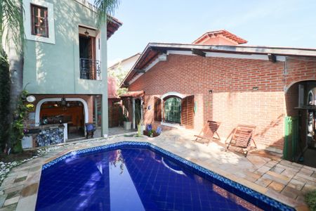 Casa à venda com 389m², 3 quartos e 3 vagas Casa à venda com 389m², 3 quartos e 3 vagasPiscina