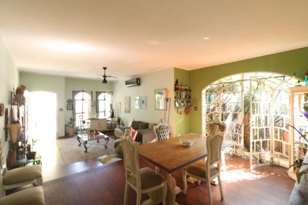 Casa à venda com 389m², 3 quartos e 3 vagas Casa à venda com 389m², 3 quartos e 3 vagasSala
