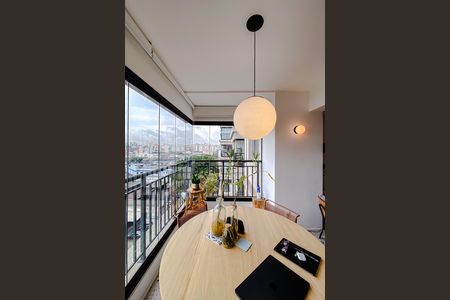 Apartamento à venda com 82m², 2 quartos e 1 vaga Apartamento à venda com 82m², 2 quartos e 1 vagaVaranda
