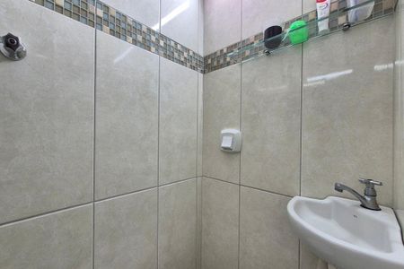 Casa à venda com 250m², 3 quartos e 2 vagas Casa à venda com 250m², 3 quartos e 2 vagasBanheiro da suíte