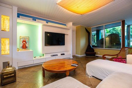 Casa à venda com 3 quartos, 300m² em Piratininga, Niterói