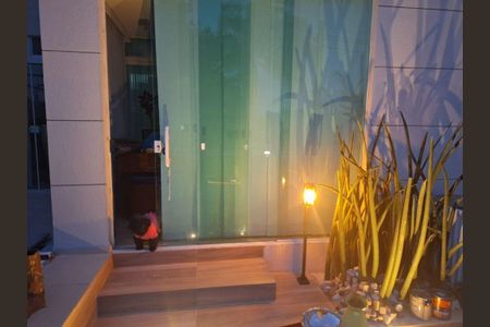 Casa à venda com 137m², 4 quartos e 2 vagas