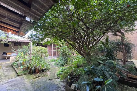 Casa à venda com 300m², 2 quartos e 2 vagas Casa à venda com 300m², 2 quartos e 2 vagasQuintal