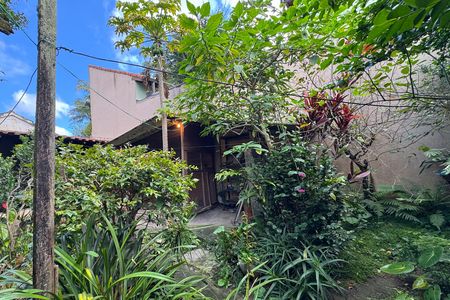 Casa à venda com 300m², 2 quartos e 2 vagas Casa à venda com 300m², 2 quartos e 2 vagasQuintal