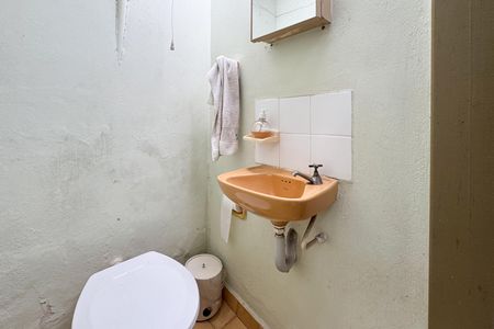 Casa à venda com 300m², 2 quartos e 2 vagas Casa à venda com 300m², 2 quartos e 2 vagasBanheiro de Serviço