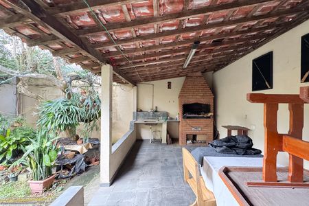 Casa à venda com 300m², 2 quartos e 2 vagas Casa à venda com 300m², 2 quartos e 2 vagasÁrea - Churrasqueira