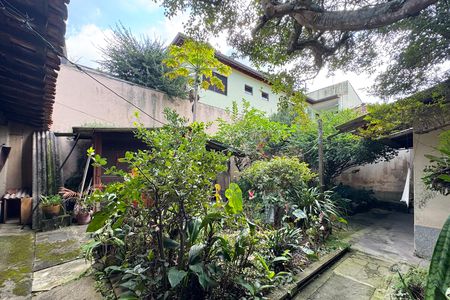 Casa à venda com 300m², 2 quartos e 2 vagas Casa à venda com 300m², 2 quartos e 2 vagasQuintal