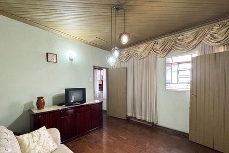Casa à venda com 300m², 2 quartos e 2 vagas Casa à venda com 300m², 2 quartos e 2 vagasSala