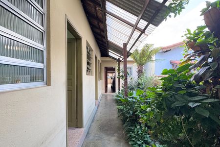 Casa à venda com 300m², 2 quartos e 2 vagas Casa à venda com 300m², 2 quartos e 2 vagasQuintal