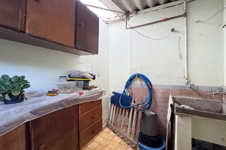 Casa à venda com 300m², 2 quartos e 2 vagas Casa à venda com 300m², 2 quartos e 2 vagasÁrea de Serviço