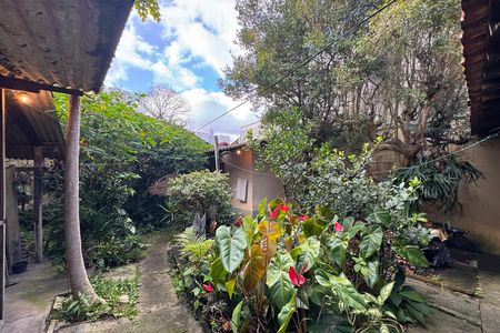 Casa à venda com 300m², 2 quartos e 2 vagas Casa à venda com 300m², 2 quartos e 2 vagasQuintal