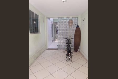 Casa à venda com 107m², 3 quartos e 2 vagas