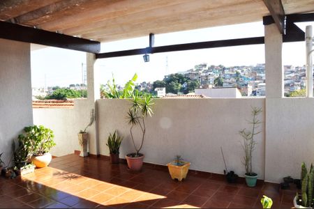 Casa à venda com 126m², 3 quartos e 2 vagas Casa à venda com 126m², 3 quartos e 2 vagasDetalhe - Varanda