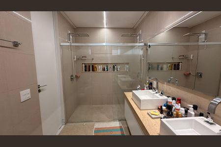 Casa de condomínio à venda com 510m², 5 quartos e 4 vagas Casa de condomínio à venda com 510m², 5 quartos e 4 vagasBanheiro da Suíte 2