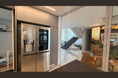 Casa de condomínio à venda com 510m², 5 quartos e 4 vagas Casa de condomínio à venda com 510m², 5 quartos e 4 vagasCozinha