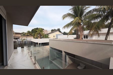 Casa de condomínio à venda com 510m², 5 quartos e 4 vagas Casa de condomínio à venda com 510m², 5 quartos e 4 vagasSacada