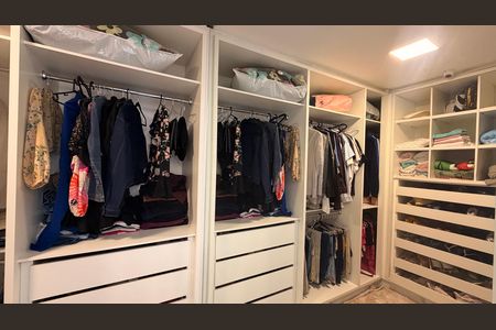 Casa de condomínio à venda com 510m², 5 quartos e 4 vagas Casa de condomínio à venda com 510m², 5 quartos e 4 vagasCloset da suíte 2
