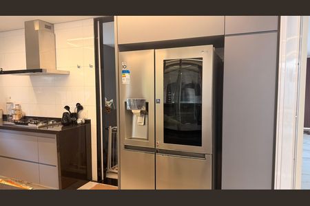 Casa de condomínio à venda com 510m², 5 quartos e 4 vagas Casa de condomínio à venda com 510m², 5 quartos e 4 vagasCozinha