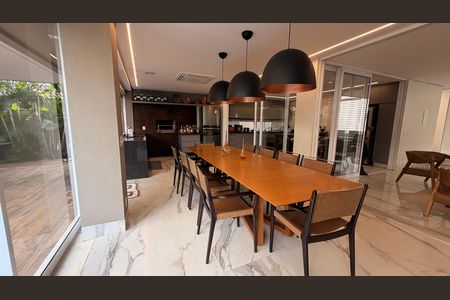 Casa de condomínio à venda com 510m², 5 quartos e 4 vagas Casa de condomínio à venda com 510m², 5 quartos e 4 vagasSala de Jantar