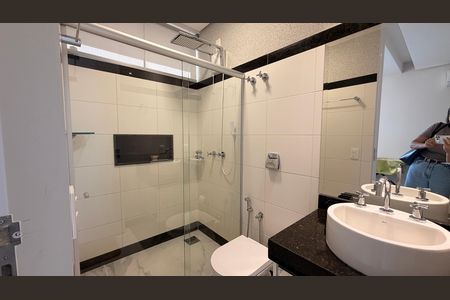 Casa de condomínio à venda com 510m², 5 quartos e 4 vagas Casa de condomínio à venda com 510m², 5 quartos e 4 vagasBanheiro da Suíte 1
