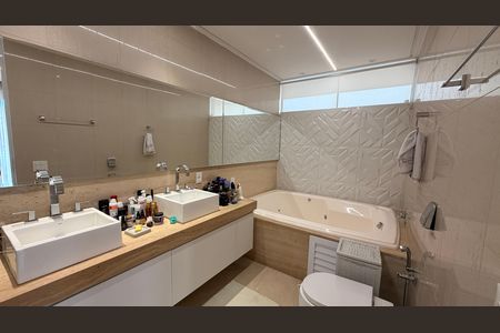Casa de condomínio à venda com 510m², 5 quartos e 4 vagas Casa de condomínio à venda com 510m², 5 quartos e 4 vagasBanheiro da Suíte 2