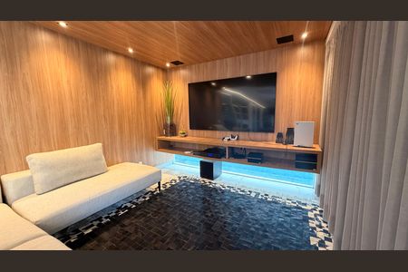 Casa de condomínio à venda com 510m², 5 quartos e 4 vagas Casa de condomínio à venda com 510m², 5 quartos e 4 vagasSala de TV