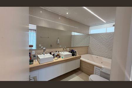Casa de condomínio à venda com 510m², 5 quartos e 4 vagas Casa de condomínio à venda com 510m², 5 quartos e 4 vagasBanheiro da Suíte 2