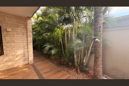 Casa de condomínio à venda com 510m², 5 quartos e 4 vagas Casa de condomínio à venda com 510m², 5 quartos e 4 vagasÁrea externa