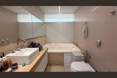 Casa de condomínio à venda com 510m², 5 quartos e 4 vagas Casa de condomínio à venda com 510m², 5 quartos e 4 vagasBanheiro da Suíte 2