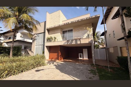 Casa de condomínio à venda com 510m², 5 quartos e 4 vagas Casa de condomínio à venda com 510m², 5 quartos e 4 vagasFachada