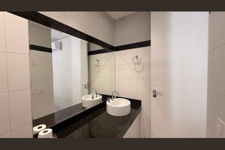 Casa de condomínio à venda com 510m², 5 quartos e 4 vagas Casa de condomínio à venda com 510m², 5 quartos e 4 vagasBanheiro da Suíte 4