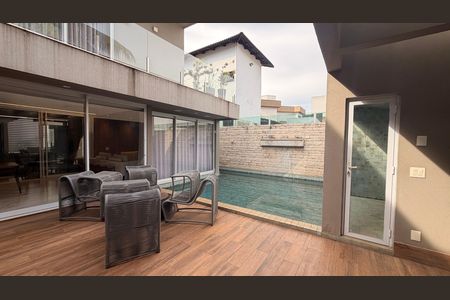 Casa de condomínio à venda com 510m², 5 quartos e 4 vagas Casa de condomínio à venda com 510m², 5 quartos e 4 vagasÁrea externa