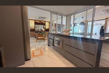 Casa de condomínio à venda com 510m², 5 quartos e 4 vagas Casa de condomínio à venda com 510m², 5 quartos e 4 vagasCozinha