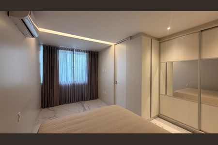 Casa de condomínio à venda com 510m², 5 quartos e 4 vagas Casa de condomínio à venda com 510m², 5 quartos e 4 vagasSuíte 1