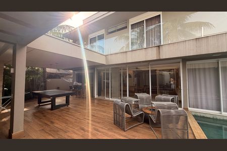 Casa de condomínio à venda com 510m², 5 quartos e 4 vagas Casa de condomínio à venda com 510m², 5 quartos e 4 vagasÁrea externa