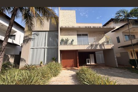 Casa de condomínio à venda com 510m², 5 quartos e 4 vagas Casa de condomínio à venda com 510m², 5 quartos e 4 vagasFachada