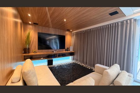 Casa de condomínio à venda com 510m², 5 quartos e 4 vagas Casa de condomínio à venda com 510m², 5 quartos e 4 vagasSala de TV