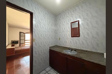 Casa de condomínio para alugar com 220m², 3 quartos e 1 vaga Casa de condomínio para alugar com 220m², 3 quartos e 1 vagaBanheiro da suíte