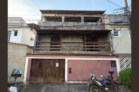 Casa de condomínio para alugar com 220m², 3 quartos e 1 vaga Casa de condomínio para alugar com 220m², 3 quartos e 1 vagaFachada