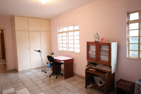Casa à venda com 248m², 4 quartos e 2 vagasQuarto 4