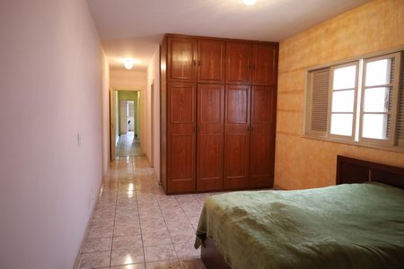 Casa à venda com 248m², 4 quartos e 2 vagasSuíte