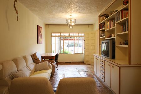 Casa à venda com 248m², 4 quartos e 2 vagasSala