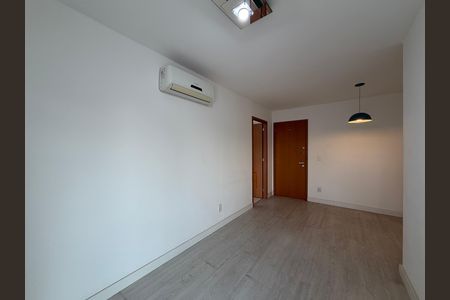 Sala  de apartamento para alugar com 2 quartos, 66m² em Taquara, Rio de Janeiro