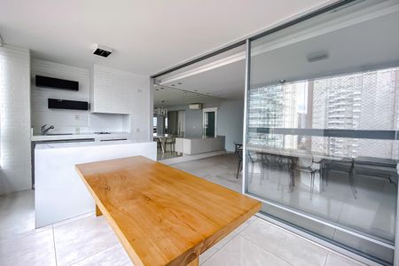 Apartamento para alugar com 178m², 2 quartos e 4 vagasVaranda